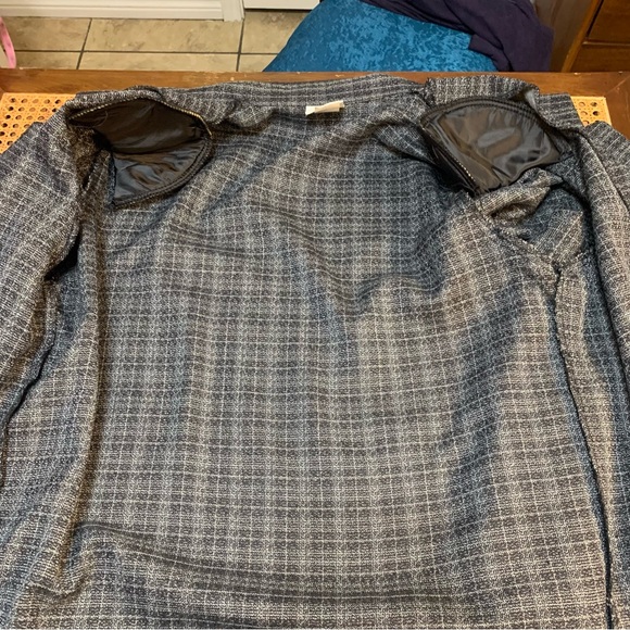 Vintage Modern Essentials light weight blazer jacket, with padded shoulders. - Picture 5 of 9